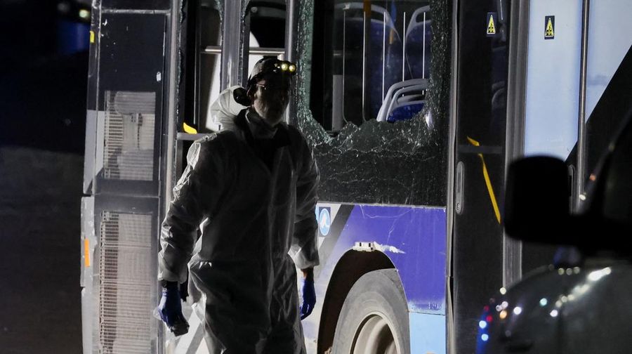 Tiga ledakan yang terpasang di tiga bus meledak di beberapa lokasi di selatan ibu kota Tel Aviv, Israel, pada Kamis (20/2). (REUTERS/Nir Elias)