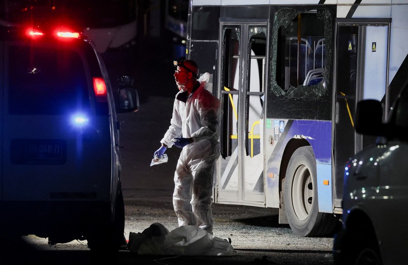 Tiga ledakan yang terpasang di tiga bus meledak di beberapa lokasi di selatan ibu kota Tel Aviv, Israel, pada Kamis (20/2). (REUTERS/Nir Elias)