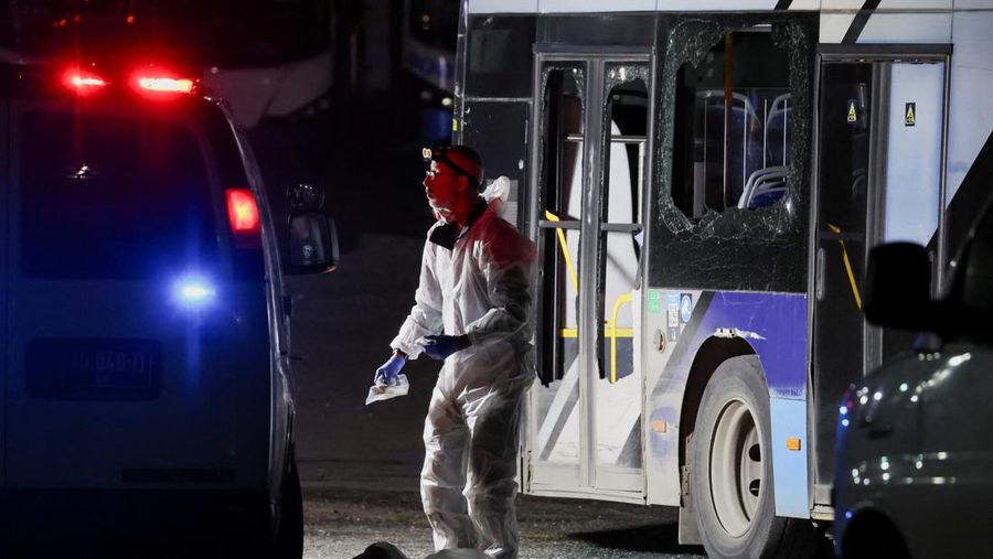 Tiga ledakan yang terpasang di tiga bus meledak di beberapa lokasi di selatan ibu kota Tel Aviv, Israel, pada Kamis (20/2). (REUTERS/Nir Elias)