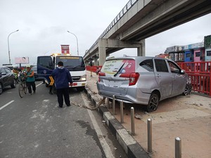 Calya Tabrak Pembatas Jalan, Nyaris Terjun Bebas dari Jembatan Ampera