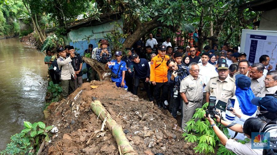 Wakil Gubernur DKI Jakarta Rano Karno meninjau pangerukan kali Krukut,Jakarta Selatan, Jumat, 21/2/2025. (CNBC Indonesia/Muhamad Sabki)