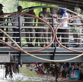 Potret Hari Pertama Kerja Wagub Jakarta Bang Doel Turun ke Kali Krukut