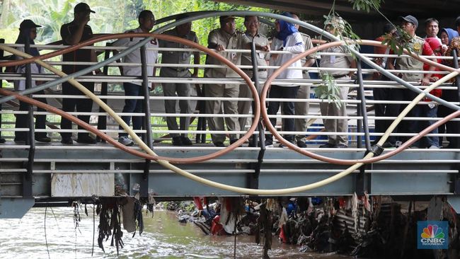 Potret Hari Pertama Kerja Wagub Jakarta Bang Doel Turun ke Kali Krukut