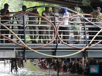 Potret Hari Pertama Kerja Wagub Jakarta Bang Doel Turun ke Kali Krukut