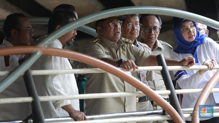 Wakil Gubernur DKI Jakarta Rano Karno meninjau pangerukan kali Krukut,Jakarta Selatan, Jumat, 21/2/2025. (CNBC Indonesia/Muhamad Sabki)