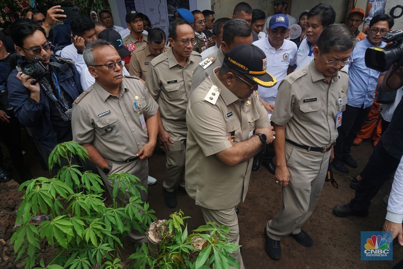 Wakil Gubernur DKI Jakarta Rano Karno meninjau pangerukan kali Krukut,Jakarta Selatan, Jumat, 21/2/2025. (CNBC Indonesia/Muhamad Sabki)