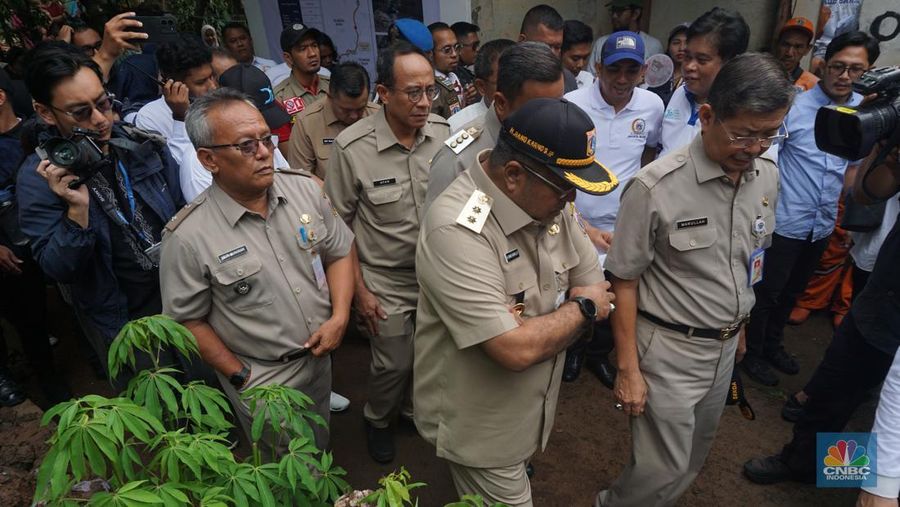 Wakil Gubernur DKI Jakarta Rano Karno meninjau pangerukan kali Krukut,Jakarta Selatan, Jumat, 21/2/2025. (CNBC Indonesia/Muhamad Sabki)