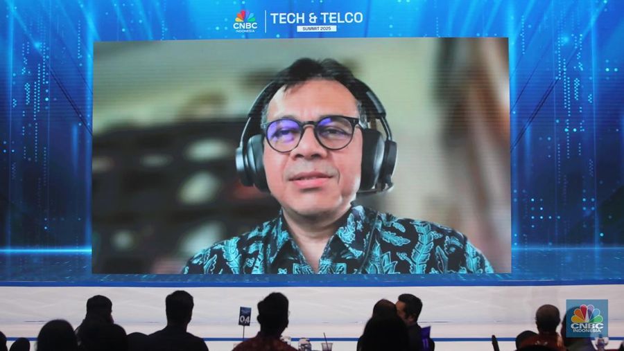 Wakil Menteri Komunikasi dan Digital Indonesia, Nezar Patria menyampaikan sambutan melalui zoom dalam acara Tech & Telco Summit 2025 secara daring, Jumat (21/2/2025). (CNBC Indonesia/Faisal Rahman)