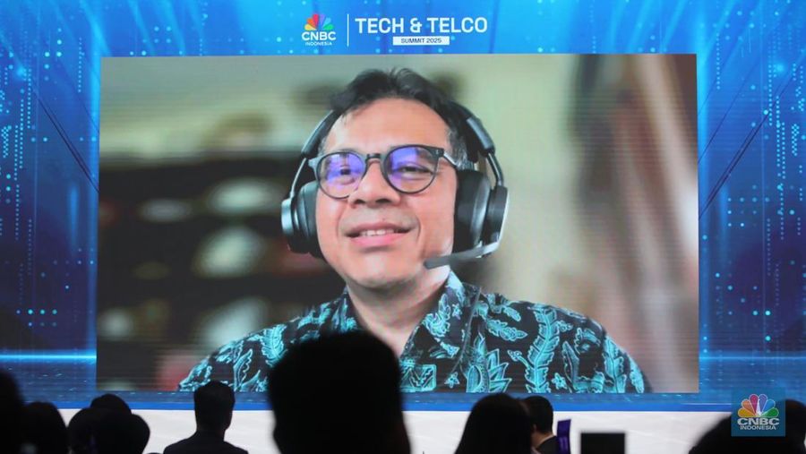 Wakil Menteri Komunikasi dan Digital Indonesia, Nezar Patria menyampaikan sambutan melalui zoom dalam acara Tech & Telco Summit 2025 secara daring, Jumat (21/2/2025). (CNBC Indonesia/Faisal Rahman)
