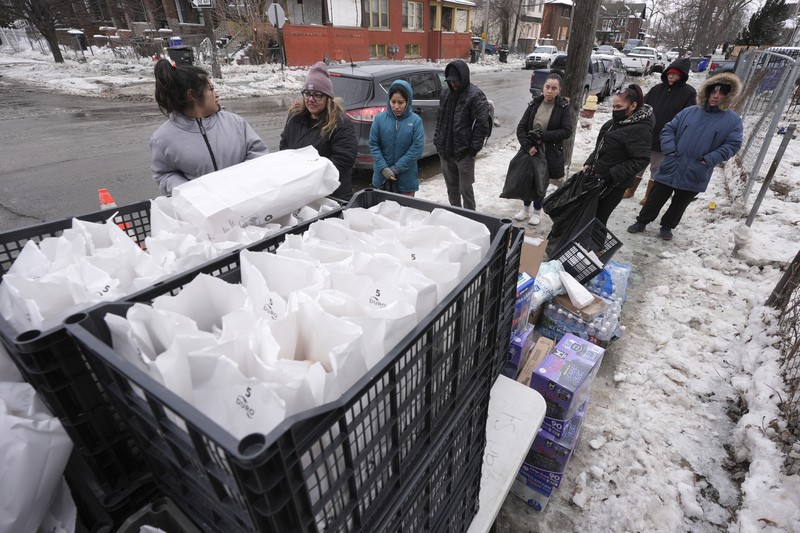 Sebuah truk pemuat depan melaju di Green Street setelah pipa air utama pecah di Detroit yang menyebabkan banjir besar dan memicu evakuasi, Senin, 17 Februari 2025. Sebuah truk pemuat depan melaju di Green Street setelah pipa air utama pecah di Detroit yang menyebabkan banjir besar dan memicu evakuasi, Senin, 17 Februari 2025. (Andy Morrison/Detroit News via AP)