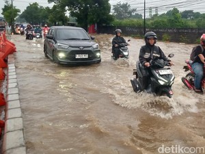 Banjir di Jalan Jogja-Solo dan Exit Tol Jogonalan Klaten, Banyak Motor Mogok
