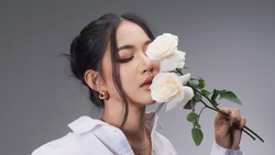 Eriska Nakesya dengan Berbagai Mode: Jaga Warsun, Berkebun, hingga Model