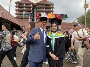 Mendes Yandri Hadiri Wisuda Putrinya di UI, Lulus IPK 3,8 Kedokteran