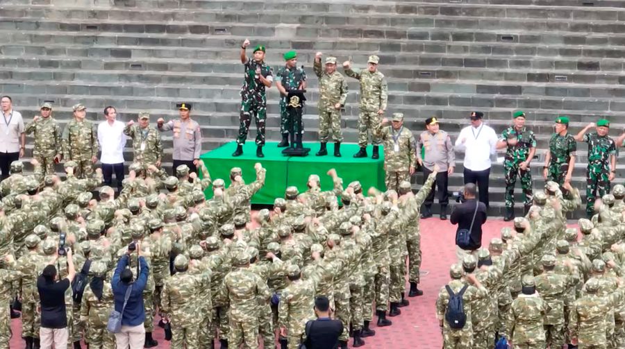 Menteri Dalam Negeri (Mendagri) Muhammad Tito Karnavian mengikuti senam pagi bersama para kepala daerah dalam retreat pembekalan di Lembah Tidar, Akmil Magelang, Sabtu (22/2/2025). (Dok. Puspen Kemendagri)