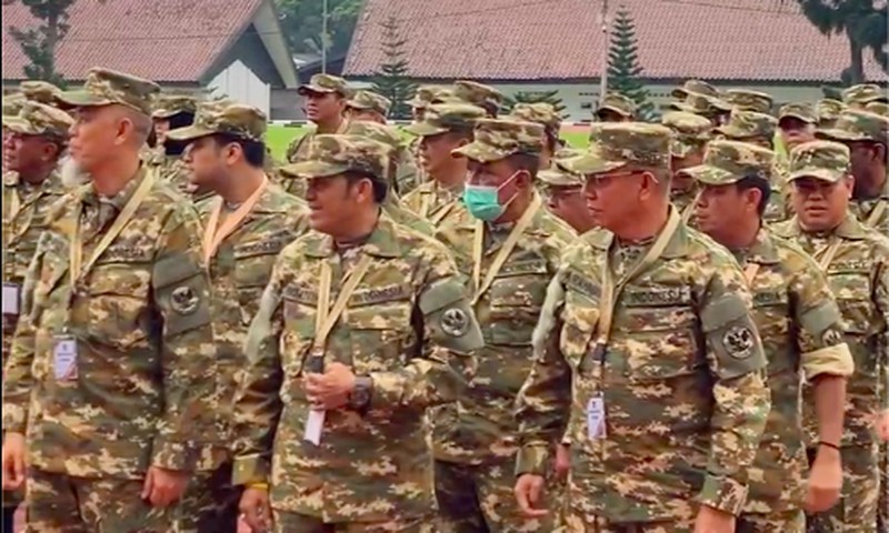 Menteri Dalam Negeri (Mendagri) Muhammad Tito Karnavian mengikuti senam pagi bersama para kepala daerah dalam retreat pembekalan di Lembah Tidar, Akmil Magelang, Sabtu (22/2/2025). Menteri Dalam Negeri (Mendagri) Muhammad Tito Karnavian mengikuti senam pagi bersama para kepala daerah dalam retreat pembekalan di Lembah Tidar, Akmil Magelang, Sabtu (22/2/2025). (Dok. Puspen Kemendagri)