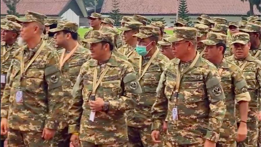 Menteri Dalam Negeri (Mendagri) Muhammad Tito Karnavian mengikuti senam pagi bersama para kepala daerah dalam retreat pembekalan di Lembah Tidar, Akmil Magelang, Sabtu (22/2/2025). (Dok. Puspen Kemendagri)