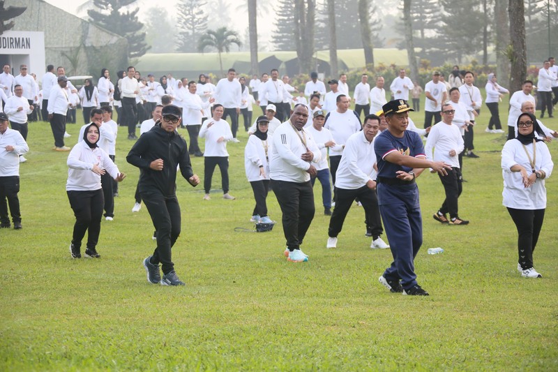 Menteri Dalam Negeri (Mendagri) Muhammad Tito Karnavian mengikuti senam pagi bersama para kepala daerah dalam retreat pembekalan di Lembah Tidar, Akmil Magelang, Sabtu (22/2/2025). Menteri Dalam Negeri (Mendagri) Muhammad Tito Karnavian mengikuti senam pagi bersama para kepala daerah dalam retreat pembekalan di Lembah Tidar, Akmil Magelang, Sabtu (22/2/2025). (Dok. Puspen Kemendagri)