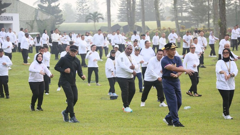 Menteri Dalam Negeri (Mendagri) Muhammad Tito Karnavian mengikuti senam pagi bersama para kepala daerah dalam retreat pembekalan di Lembah Tidar, Akmil Magelang, Sabtu (22/2/2025). (Dok. Puspen Kemendagri)