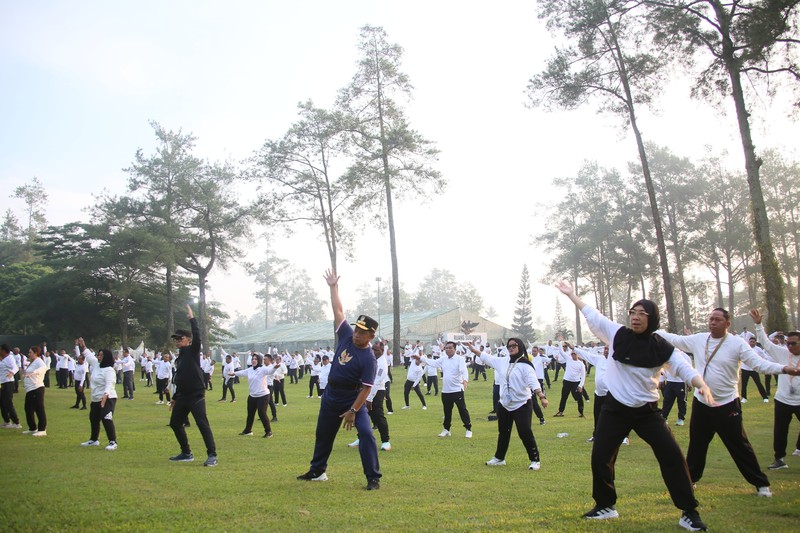 Menteri Dalam Negeri (Mendagri) Muhammad Tito Karnavian mengikuti senam pagi bersama para kepala daerah dalam retreat pembekalan di Lembah Tidar, Akmil Magelang, Sabtu (22/2/2025). Menteri Dalam Negeri (Mendagri) Muhammad Tito Karnavian mengikuti senam pagi bersama para kepala daerah dalam retreat pembekalan di Lembah Tidar, Akmil Magelang, Sabtu (22/2/2025). (Dok. Puspen Kemendagri)