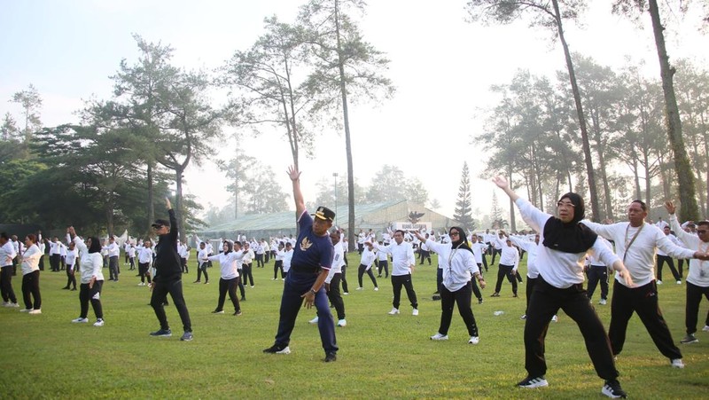 Menteri Dalam Negeri (Mendagri) Muhammad Tito Karnavian mengikuti senam pagi bersama para kepala daerah dalam retreat pembekalan di Lembah Tidar, Akmil Magelang, Sabtu (22/2/2025). (Dok. Puspen Kemendagri)