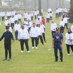Potret Mendagri Tito Senam Bersama Kepala Daerah di Retreat Magelang