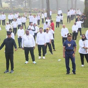 Potret Mendagri Tito Senam Bersama Kepala Daerah di Retreat Magelang