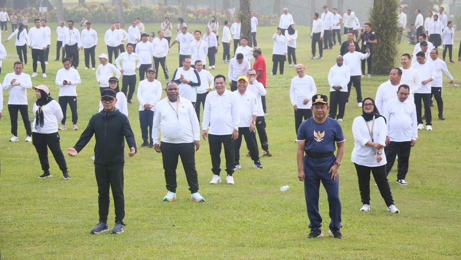 Menteri Dalam Negeri (Mendagri) Muhammad Tito Karnavian mengikuti senam pagi bersama para kepala daerah dalam retreat pembekalan di Lembah Tidar, Akmil Magelang, Sabtu (22/2/2025). (Dok. Puspen Kemendagri)