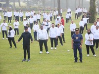 Potret Mendagri Tito Senam Bersama Kepala Daerah di Retreat Magelang