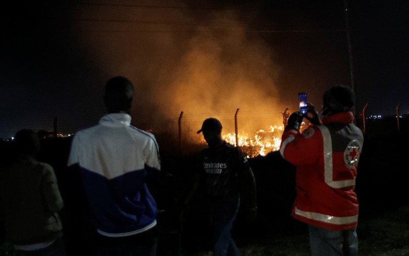 Petugas pemadam kebakaran memadamkan api yang menyebar di halaman bandara internasional utama Kenya (JKIA) di Nairobi, Kenya, 21 Februari 2025. Petugas pemadam kebakaran memadamkan api yang menyebar di halaman bandara internasional utama Kenya (JKIA) di Nairobi, Kenya, 21 Februari 2025. (REUTERS/Monicah Mwangi)