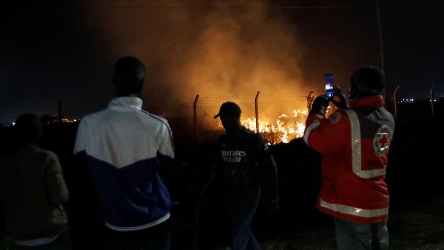 Petugas pemadam kebakaran memadamkan api yang menyebar di halaman bandara internasional utama Kenya (JKIA) di Nairobi, Kenya, 21 Februari 2025. (REUTERS/Monicah Mwangi)