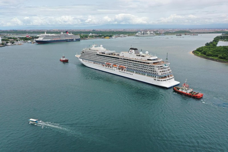 Pelabuhan Benoa, Bali, mencetak sejarah dengan menyandarkan tiga kapal pesiar internasional sekaligus diantaranya, Silver Nova, Queen Elizabeth, dan Viking Sky pada Jumat (21/2/2025) siang. Pelabuhan Benoa, Bali, mencetak sejarah dengan menyandarkan tiga kapal pesiar internasional sekaligus diantaranya, Silver Nova, Queen Elizabeth, dan Viking Sky pada Jumat (21/2/2025) siang. (Dok. Istimewa)
