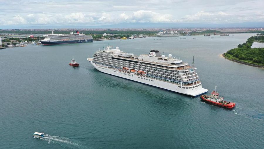 Pelabuhan Benoa, Bali, mencetak sejarah dengan menyandarkan tiga kapal pesiar internasional sekaligus diantaranya, Silver Nova, Queen Elizabeth, dan Viking Sky pada Jumat (21/2/2025) siang. (Dok. Istimewa)