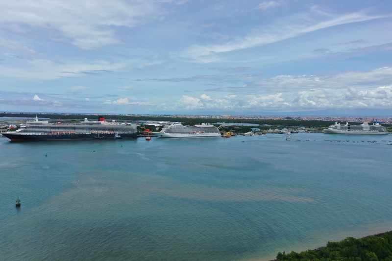 Pelabuhan Benoa, Bali, mencetak sejarah dengan menyandarkan tiga kapal pesiar internasional sekaligus diantaranya, Silver Nova, Queen Elizabeth, dan Viking Sky pada Jumat (21/2/2025) siang. Pelabuhan Benoa, Bali, mencetak sejarah dengan menyandarkan tiga kapal pesiar internasional sekaligus diantaranya, Silver Nova, Queen Elizabeth, dan Viking Sky pada Jumat (21/2/2025) siang. (Dok. Istimewa)