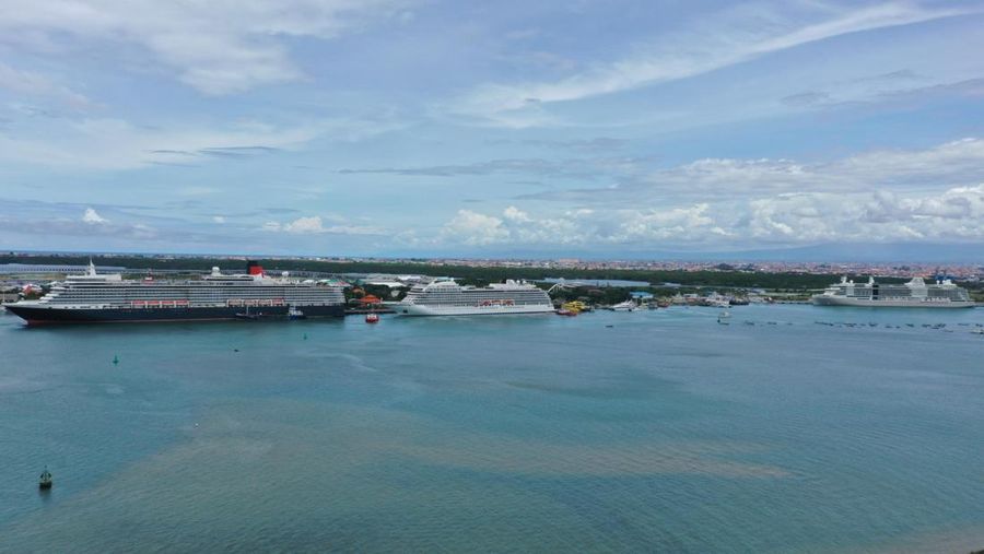 Pelabuhan Benoa, Bali, mencetak sejarah dengan menyandarkan tiga kapal pesiar internasional sekaligus diantaranya, Silver Nova, Queen Elizabeth, dan Viking Sky pada Jumat (21/2/2025) siang. (Dok. Istimewa)