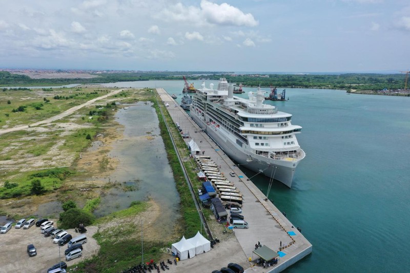 Pelabuhan Benoa, Bali, mencetak sejarah dengan menyandarkan tiga kapal pesiar internasional sekaligus diantaranya, Silver Nova, Queen Elizabeth, dan Viking Sky pada Jumat (21/2/2025) siang. Pelabuhan Benoa, Bali, mencetak sejarah dengan menyandarkan tiga kapal pesiar internasional sekaligus diantaranya, Silver Nova, Queen Elizabeth, dan Viking Sky pada Jumat (21/2/2025) siang. (Dok. Istimewa)
