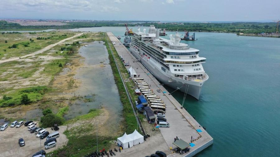 Pelabuhan Benoa, Bali, mencetak sejarah dengan menyandarkan tiga kapal pesiar internasional sekaligus diantaranya, Silver Nova, Queen Elizabeth, dan Viking Sky pada Jumat (21/2/2025) siang. (Dok. Istimewa)