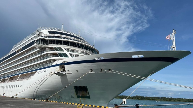 Pelabuhan Benoa, Bali, mencetak sejarah dengan menyandarkan tiga kapal pesiar internasional sekaligus diantaranya, Silver Nova, Queen Elizabeth, dan Viking Sky pada Jumat (21/2/2025) siang. Pelabuhan Benoa, Bali, mencetak sejarah dengan menyandarkan tiga kapal pesiar internasional sekaligus diantaranya, Silver Nova, Queen Elizabeth, dan Viking Sky pada Jumat (21/2/2025) siang. (Dok. Istimewa)