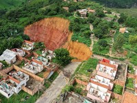 Sinkhole Raksasa Telan Rumah Warga, 1.200 Orang Terancam Gelandangan