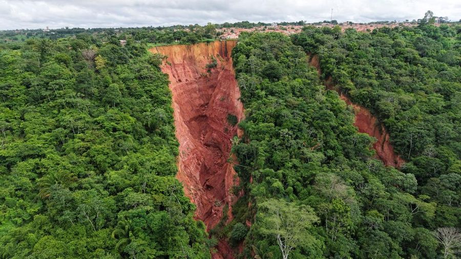 Pemandangan drone menunjukkan kota Buriticupu, kota kecil di Amazon yang dinyatakan dalam keadaan bencana publik karena lubang pembuangan yang mengancam masyarakat, di Buriticupu, negara bagian Maranhao, Brasil, 20 Februari 2025. (REUTERS/Mauricio Marinho)