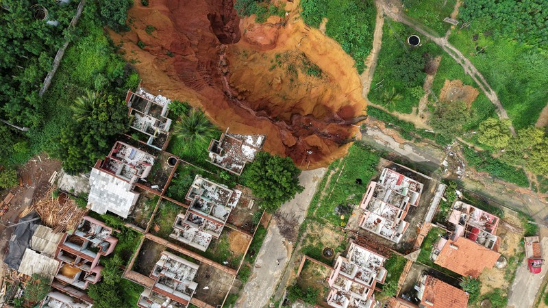 Pemandangan drone menunjukkan kota Buriticupu, kota kecil di Amazon yang dinyatakan dalam keadaan bencana publik karena lubang pembuangan yang mengancam masyarakat, di Buriticupu, negara bagian Maranhao, Brasil, 20 Februari 2025. Pemandangan drone menunjukkan kota Buriticupu, kota kecil di Amazon yang dinyatakan dalam keadaan bencana publik karena lubang pembuangan yang mengancam masyarakat, di Buriticupu, negara bagian Maranhao, Brasil, 20 Februari 2025. (REUTERS/Mauricio Marinho)