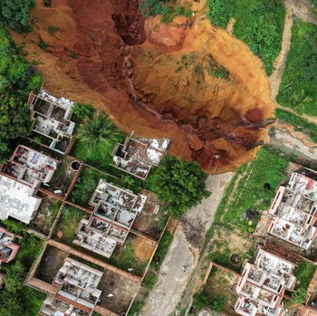 Penampakan Lubang Raksasa Melahap Ribuan Rumah Warga, Ngeri!
