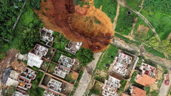 Penampakan Lubang Raksasa Melahap Ribuan Rumah Warga, Ngeri!