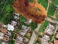 Penampakan Lubang Raksasa Melahap Ribuan Rumah Warga, Ngeri!