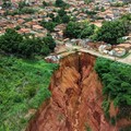 Sinkhole Raksasa Telan Rumah Warga, Ramai-ramai Jadi Gelandangan