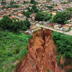 Sinkhole Raksasa Telan Rumah Warga, Ramai-ramai Jadi Gelandangan