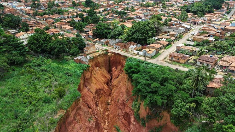 Pemandangan drone menunjukkan kota Buriticupu, kota kecil di Amazon yang dinyatakan dalam keadaan bencana publik karena lubang pembuangan yang mengancam masyarakat, di Buriticupu, negara bagian Maranhao, Brasil, 20 Februari 2025. (REUTERS/Mauricio Marinho)