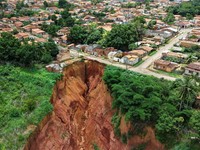 Sinkhole Raksasa Telan Rumah Warga, Ramai-ramai Jadi Gelandangan