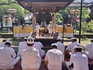 Pemkot Denpasar Sembahyang Tumpek Landep di Pura Lokanatha, Keris Disucikan