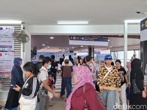 Suasana Peron Jalur 1 Stasiun Baru Tanah Abang yang Dibuka Hari Ini