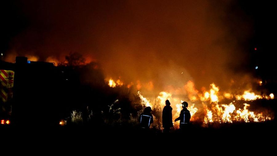 Petugas pemadam kebakaran memadamkan api yang menyebar di halaman bandara internasional utama Kenya (JKIA) di Nairobi, Kenya, 21 Februari 2025. (REUTERS/Monicah Mwangi)